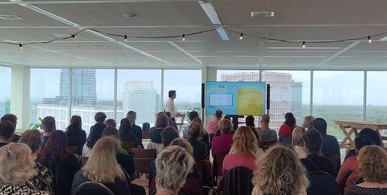 Trainer van deaiworkshop presenteert over AI