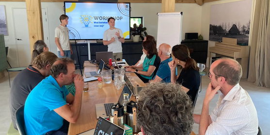 Deelnemers aan de slag met AI-tools op hun laptops tijdens een training