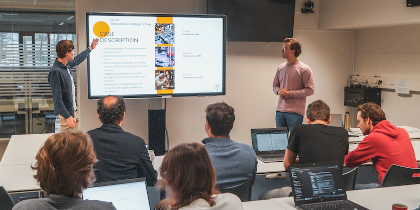 Trainer geeft uitleg over AI met behulp van een presentatiescherm