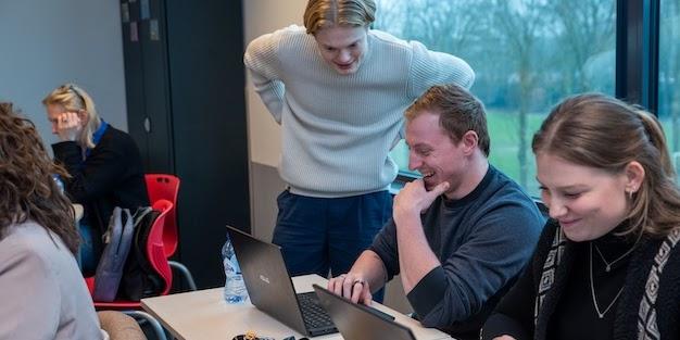 Twee cursisten werken samen aan een opdracht tijdens de AI-workshop