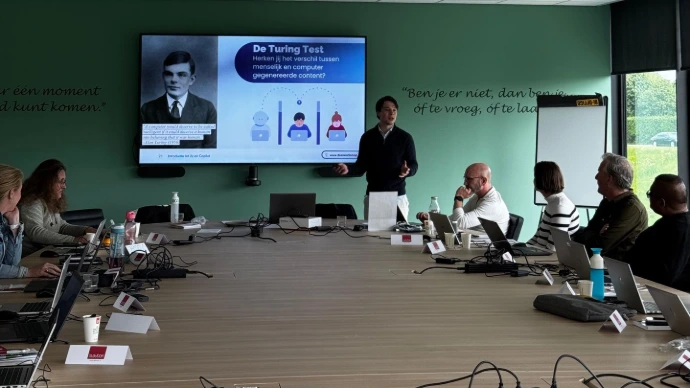 Trainer legt de Turing test uit tijdens een training